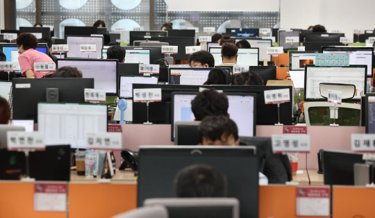 정부가 코로나19 일상회복지원위원회 첫 회의를 열면서 단계적 일상 회복(위드 코로나) 조치 논의를 시작한 가운데 이달 13일 서울의 한 여행사 사무실에 직원들이 업무를 보고 있다. 연합뉴스.